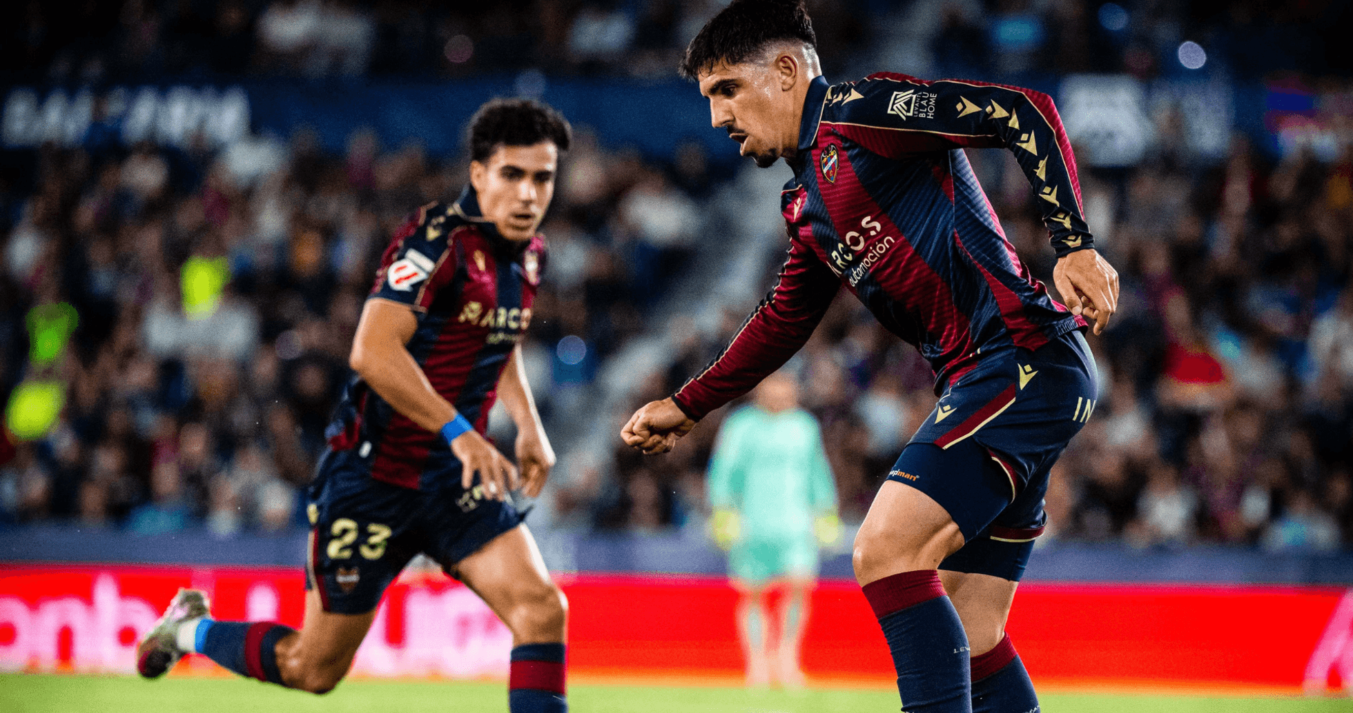 Jugadores de Levante en acción durante el partido
