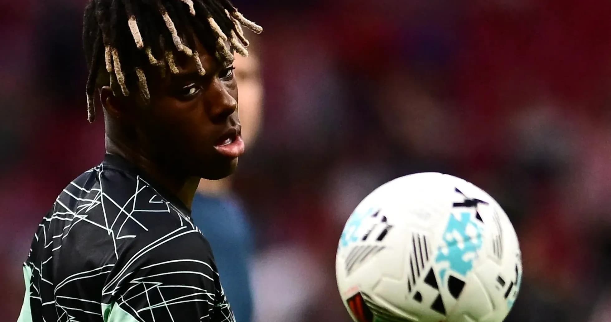 Jugador durante el calentamiento con balón