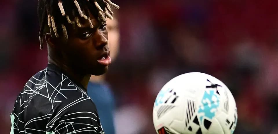 Jugador durante el calentamiento con balón