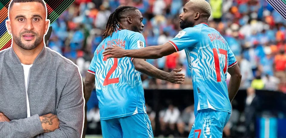 Jugadores celebrando en el campo de fútbol
