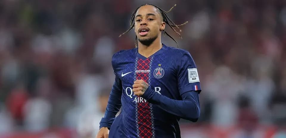Jugador de PSG corriendo en el campo de fútbol