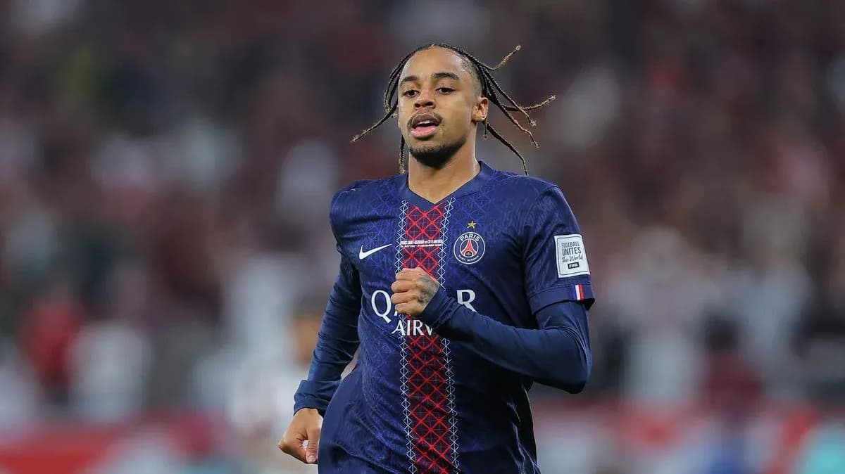 Jugador de PSG corriendo en el campo de fútbol