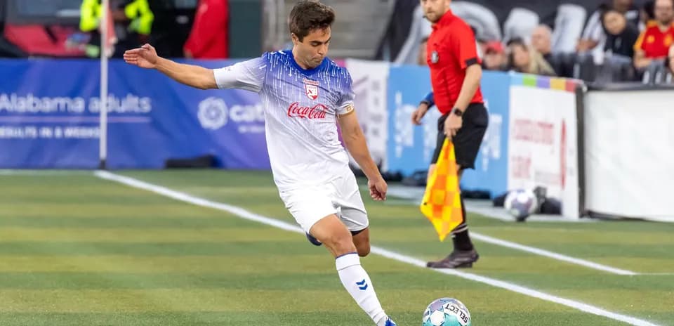 Jugador realizando un tiro en un partido