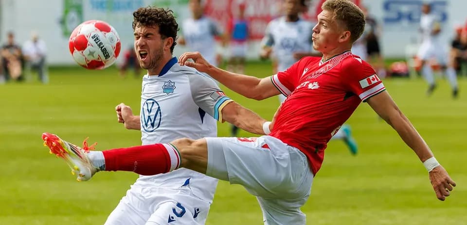 Jugador de Cavalry FC en acción contra HFX Wanderers
