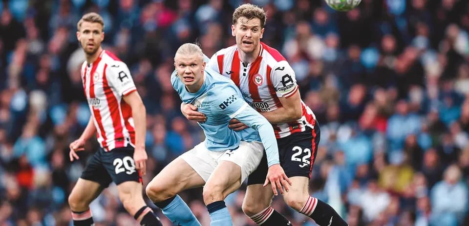 Erlang Haaland luchando por el balón