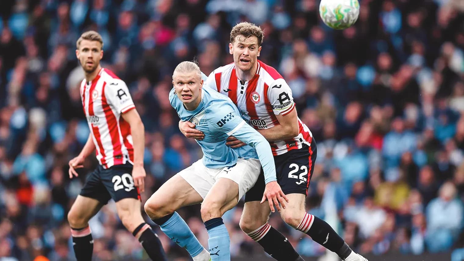 Erlang Haaland luchando por el balón