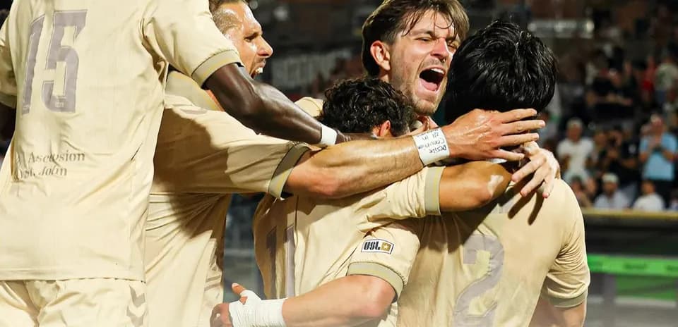 Jugadores celebrando un gol durante el partido