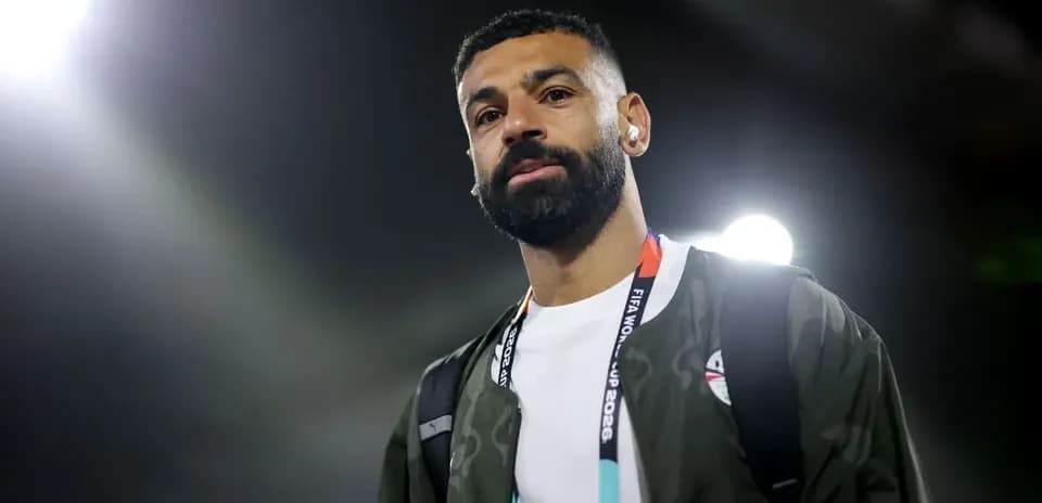 Jugador caminando con mochila en el estadio
