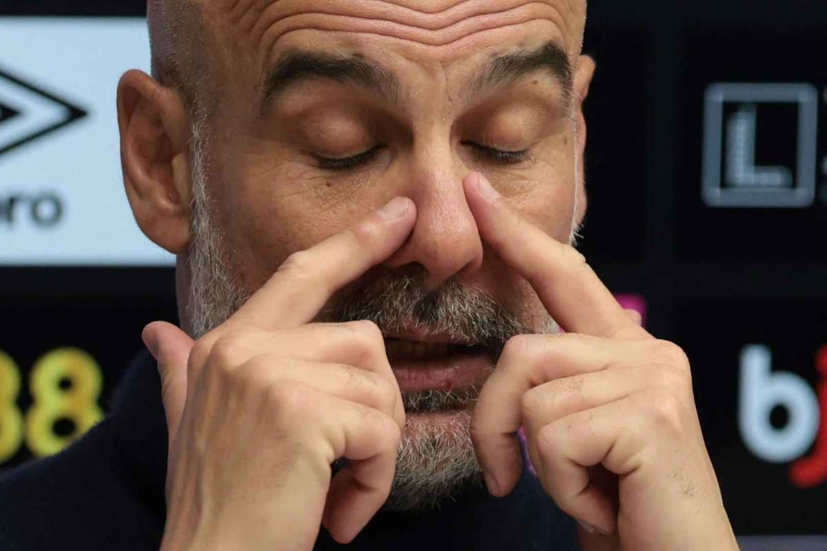 Entrenador tocando su nariz en conferencia de prensa