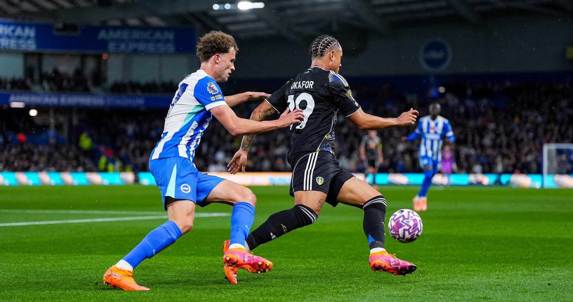 Jugadores de Leeds y Brighton compitiendo por el balón