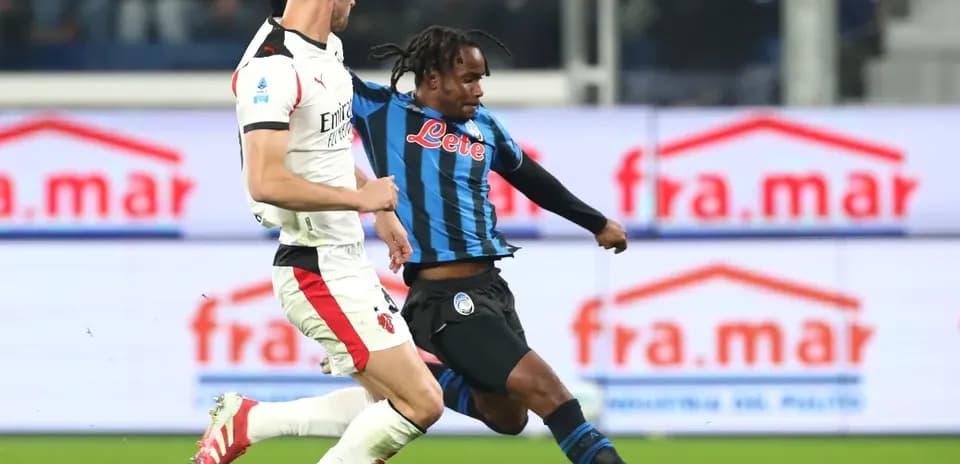 Jugador de Atalanta intenta pasar a defensa de AC Milan