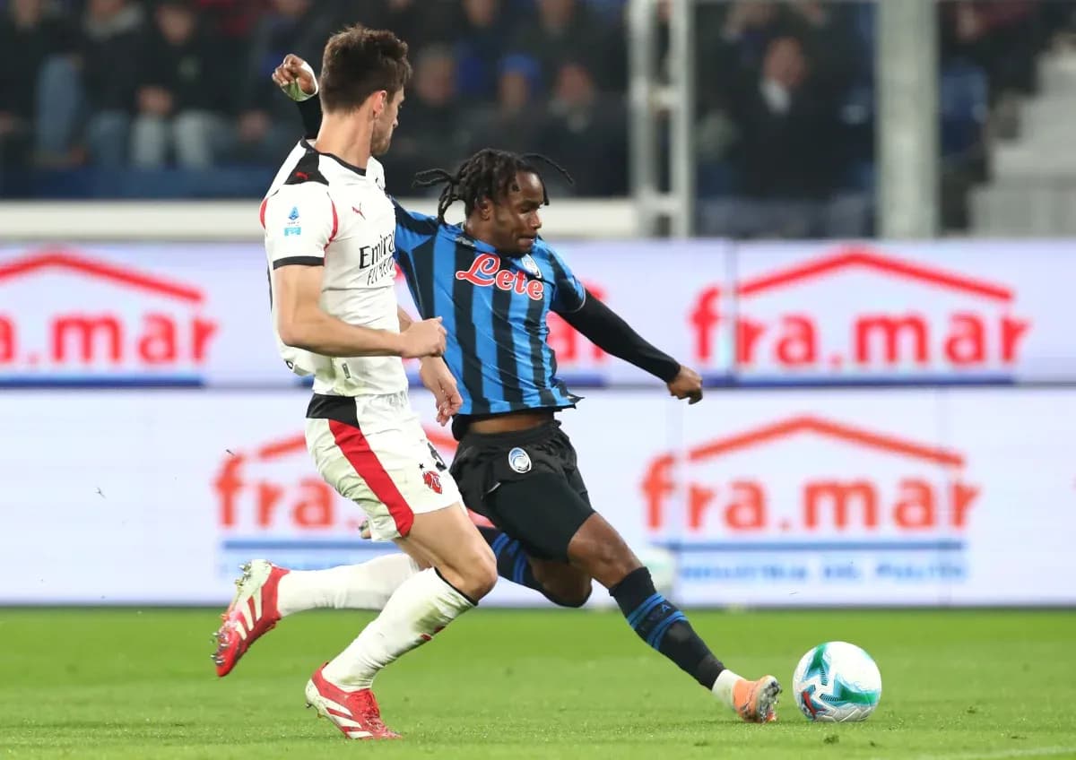 Jugador de Atalanta intenta pasar a defensa de AC Milan