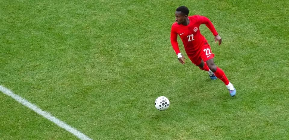 Jugador canadiense corriendo tras el balón