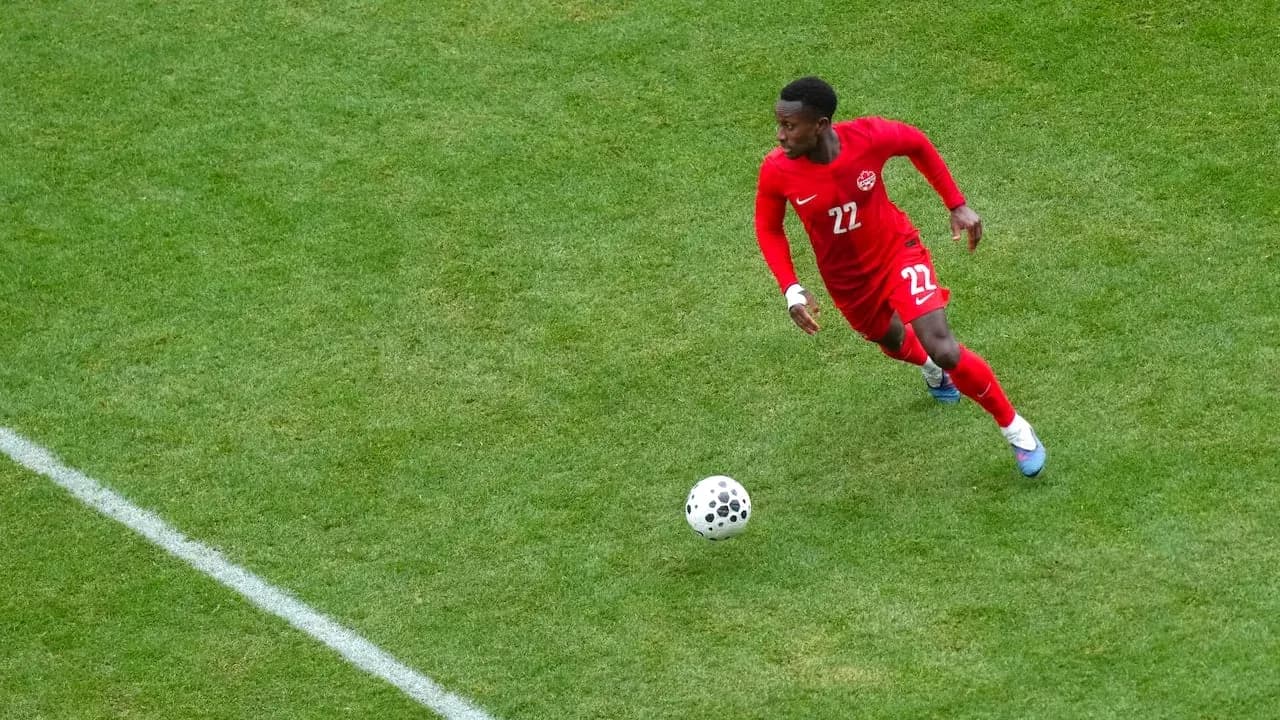 Jugador canadiense corriendo tras el balón Jugador canadiense corriendo tras el balón