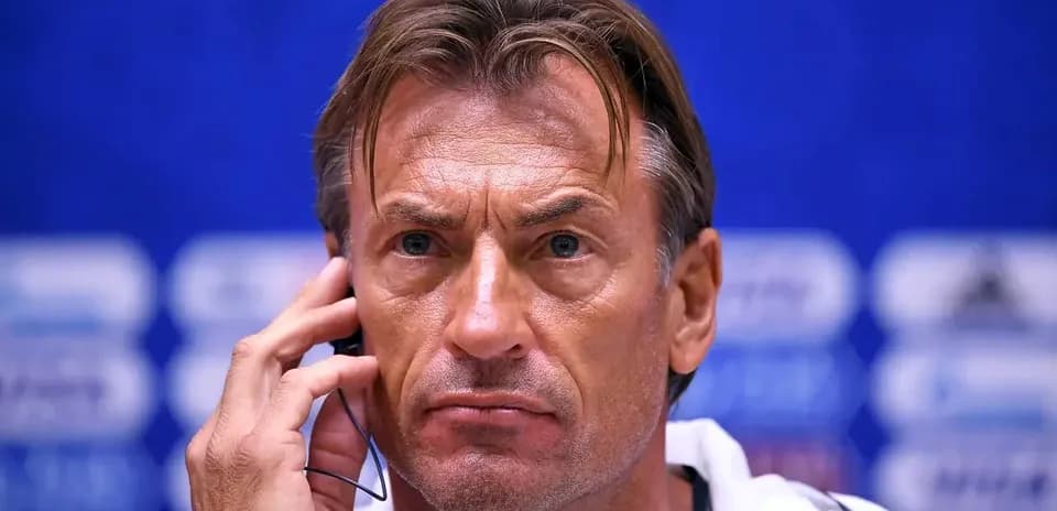 Entrenador escuchando durante una conferencia de prensa