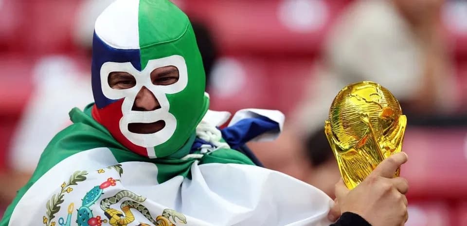 Afiliado con máscara y trofeo de la Copa del Mundo