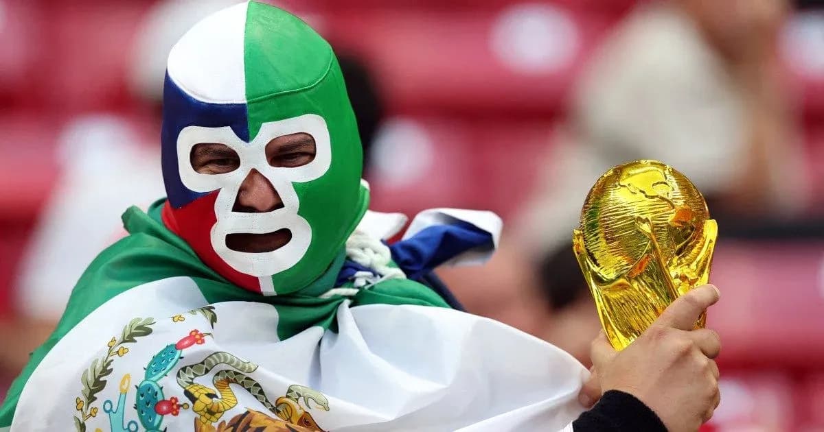 Afiliado con máscara y trofeo de la Copa del Mundo