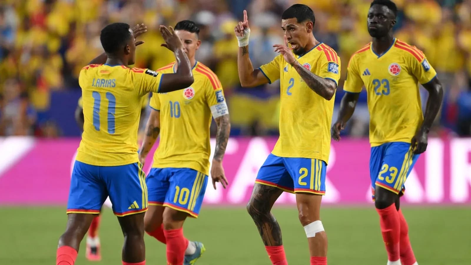 Jugadores de Colombia celebrando un gol en el partido