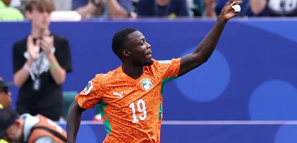 Jugador celebrando un gol con camiseta naranja