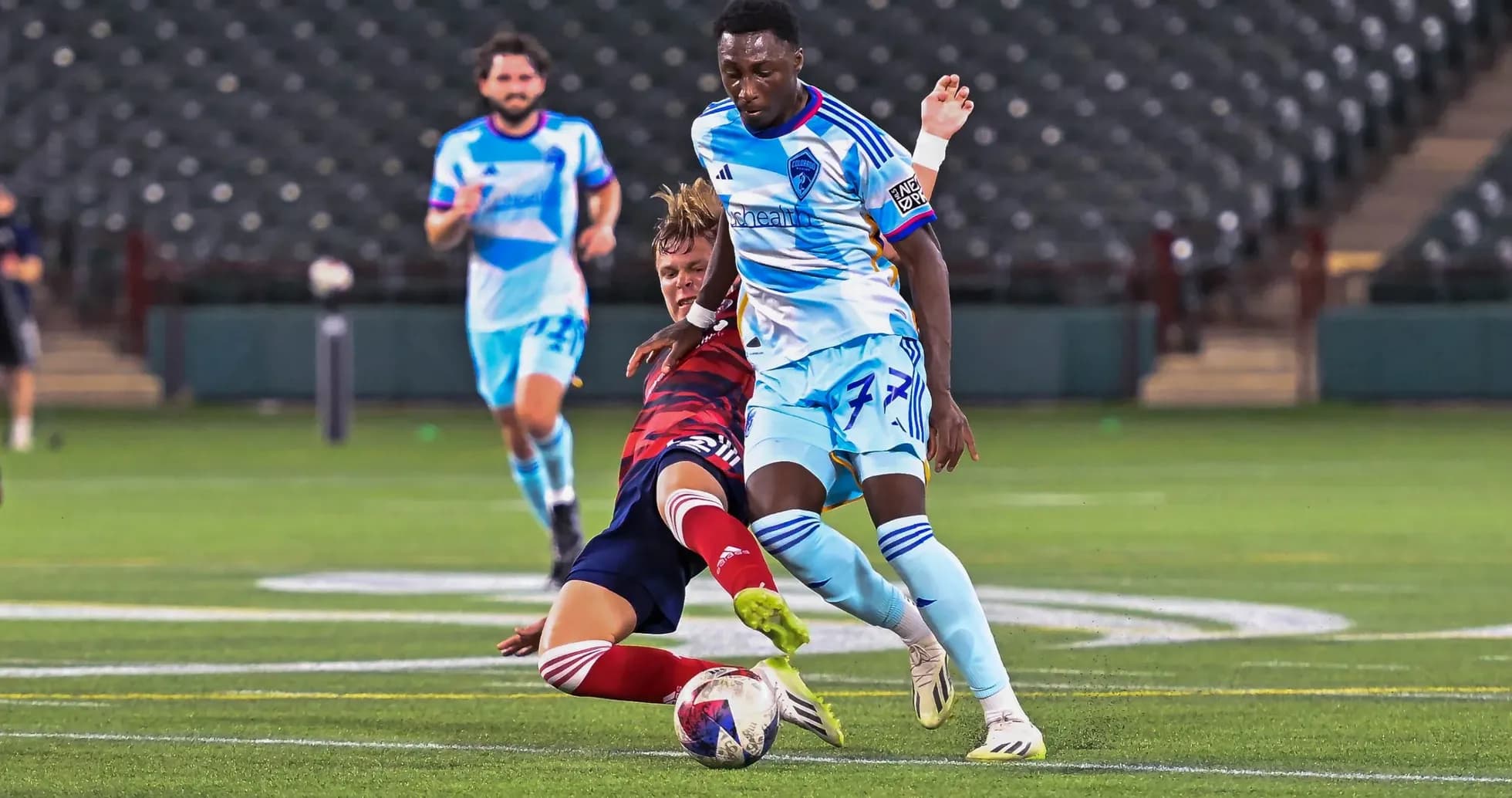 Jugador de Colorado Rapids II lucha por el balón