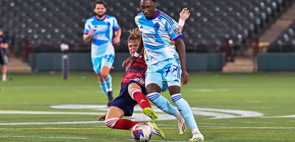 Jugador de Colorado Rapids II lucha por el balón