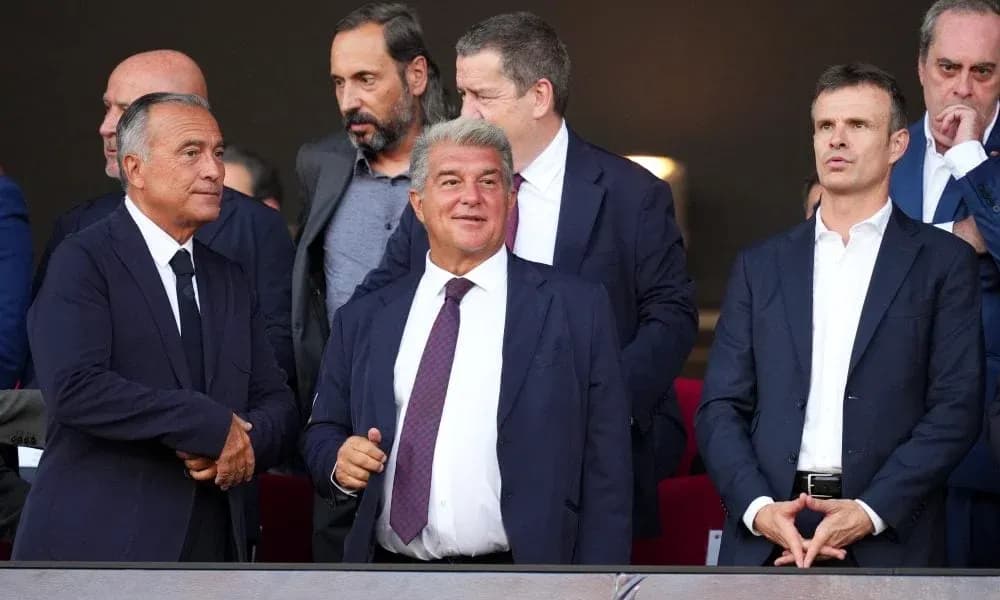 Directivos en palco durante un evento deportivo
