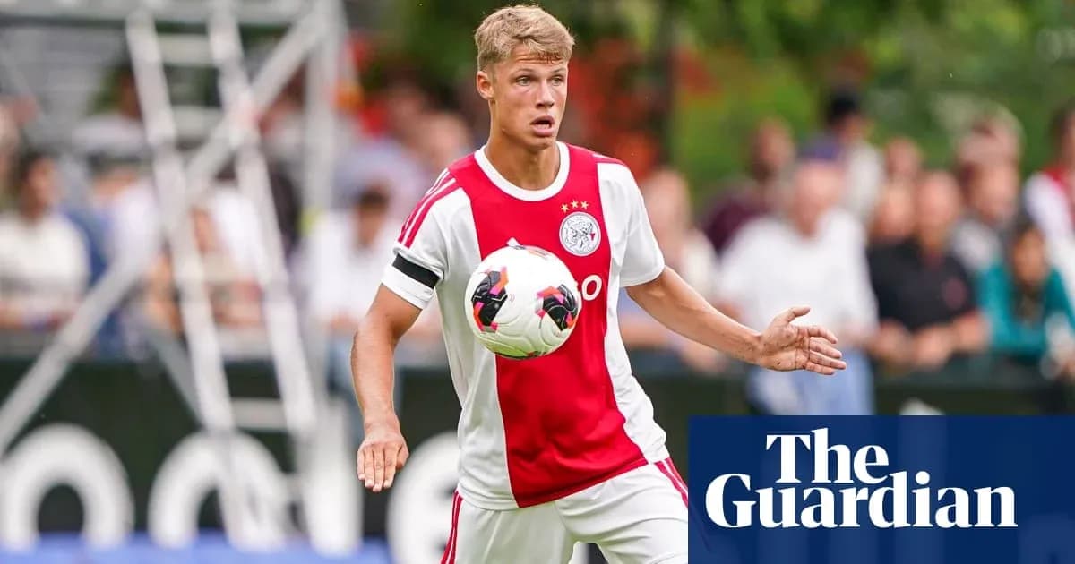 Jugador de Ajax controlando el balón en el campo
