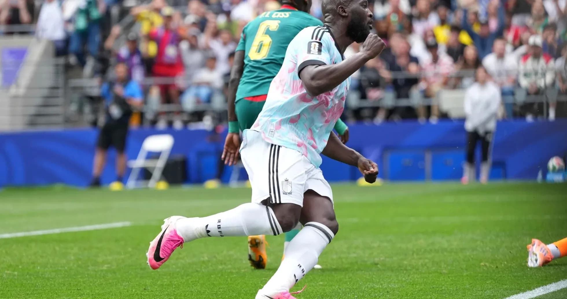 Jugador celebra un gol en el partido