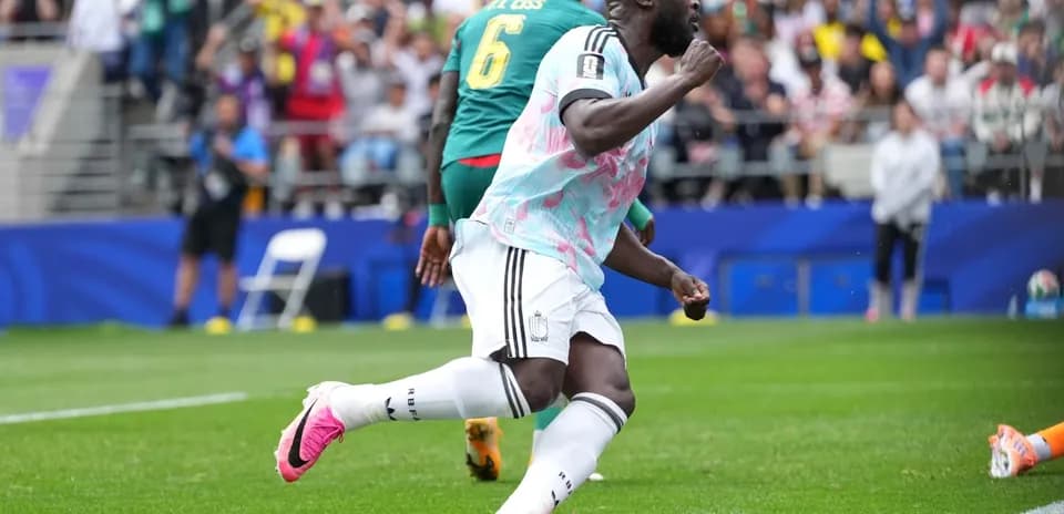 Jugador celebra un gol en el partido