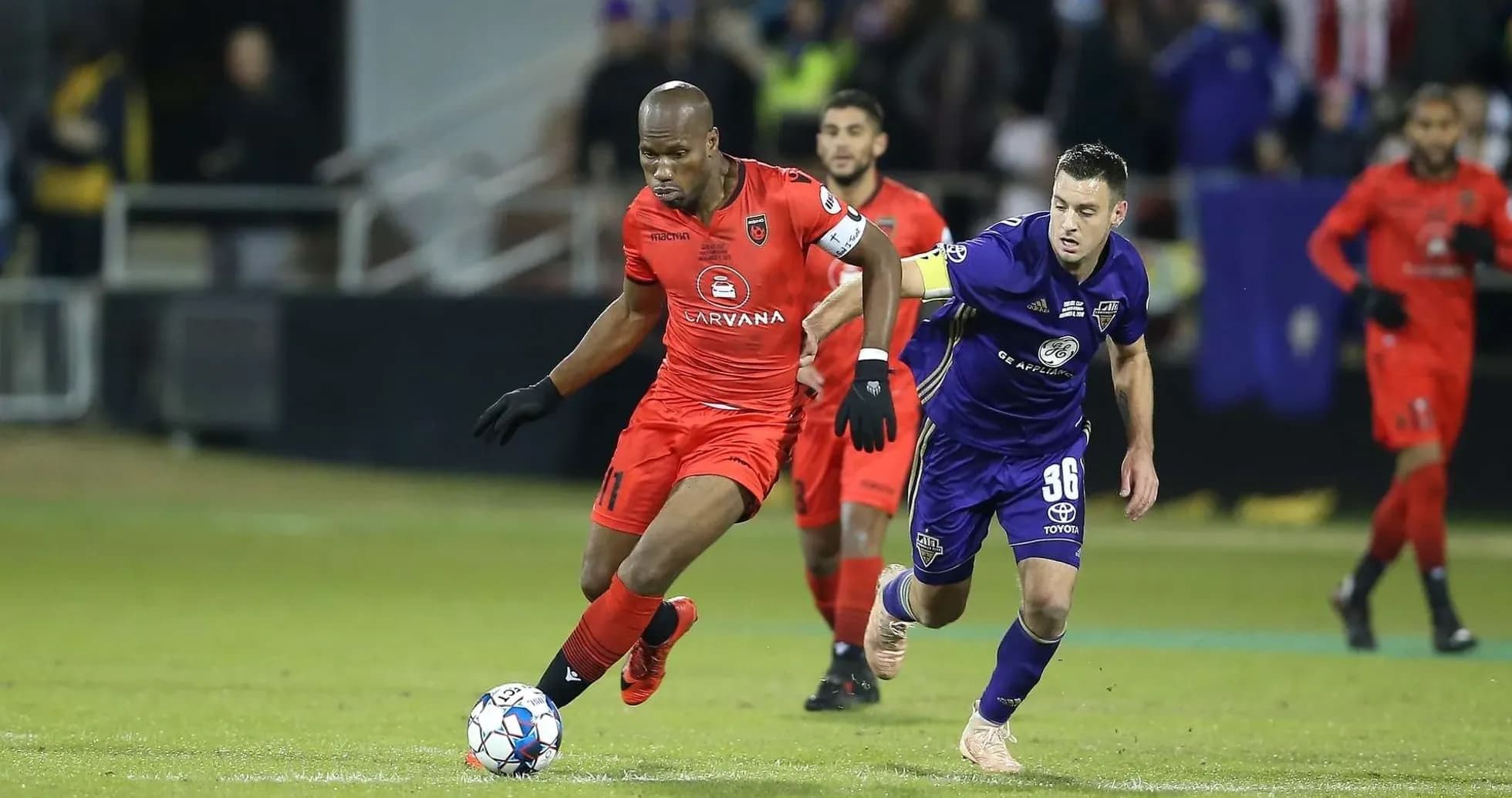 Jugador de Phoenix Rising controla el balón