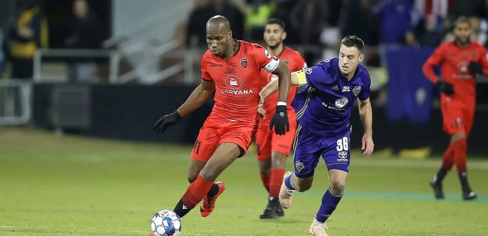 Jugador de Phoenix Rising controla el balón