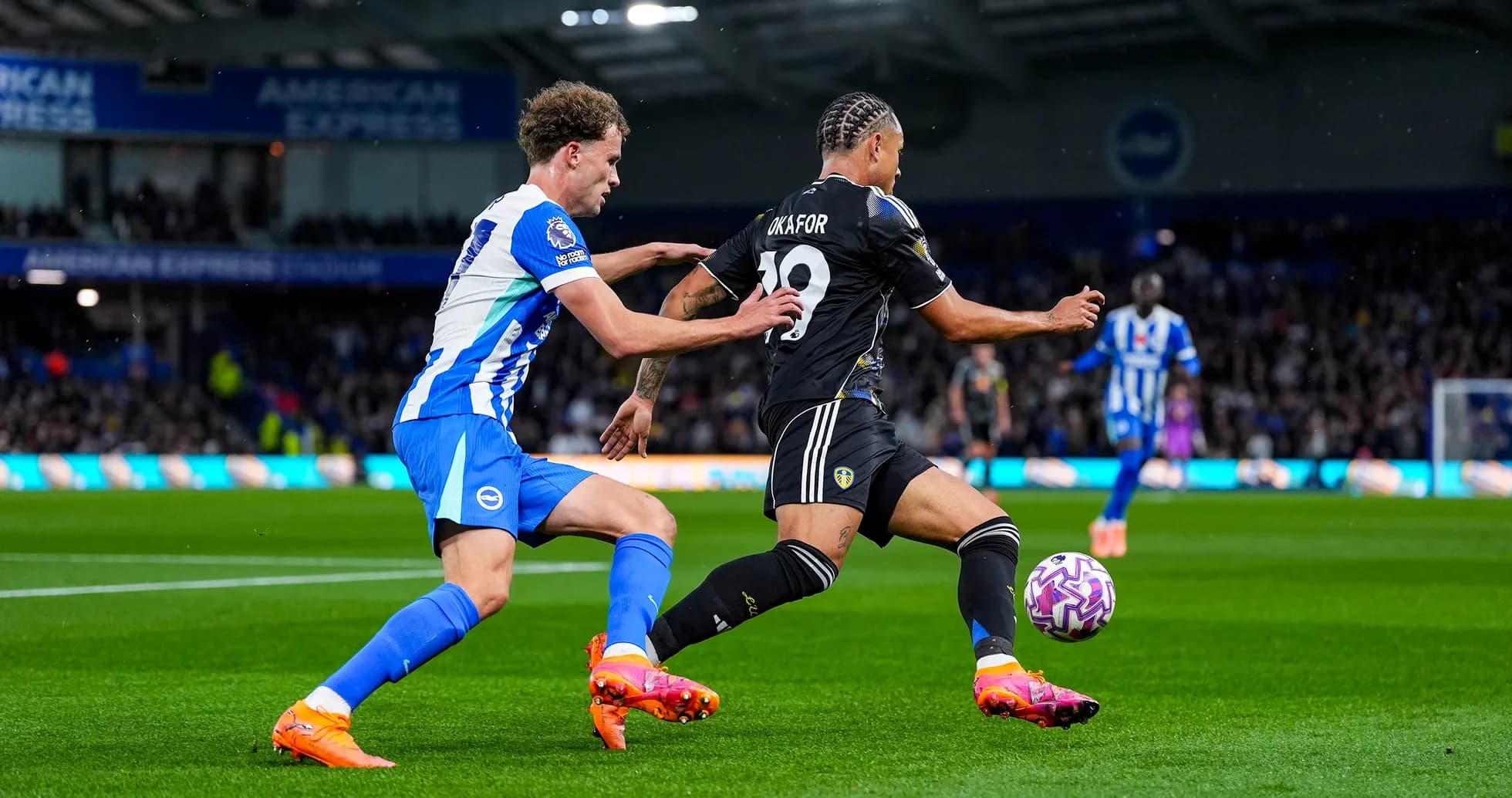 Jugador de Leeds intenta driblar a defensor de Brighton