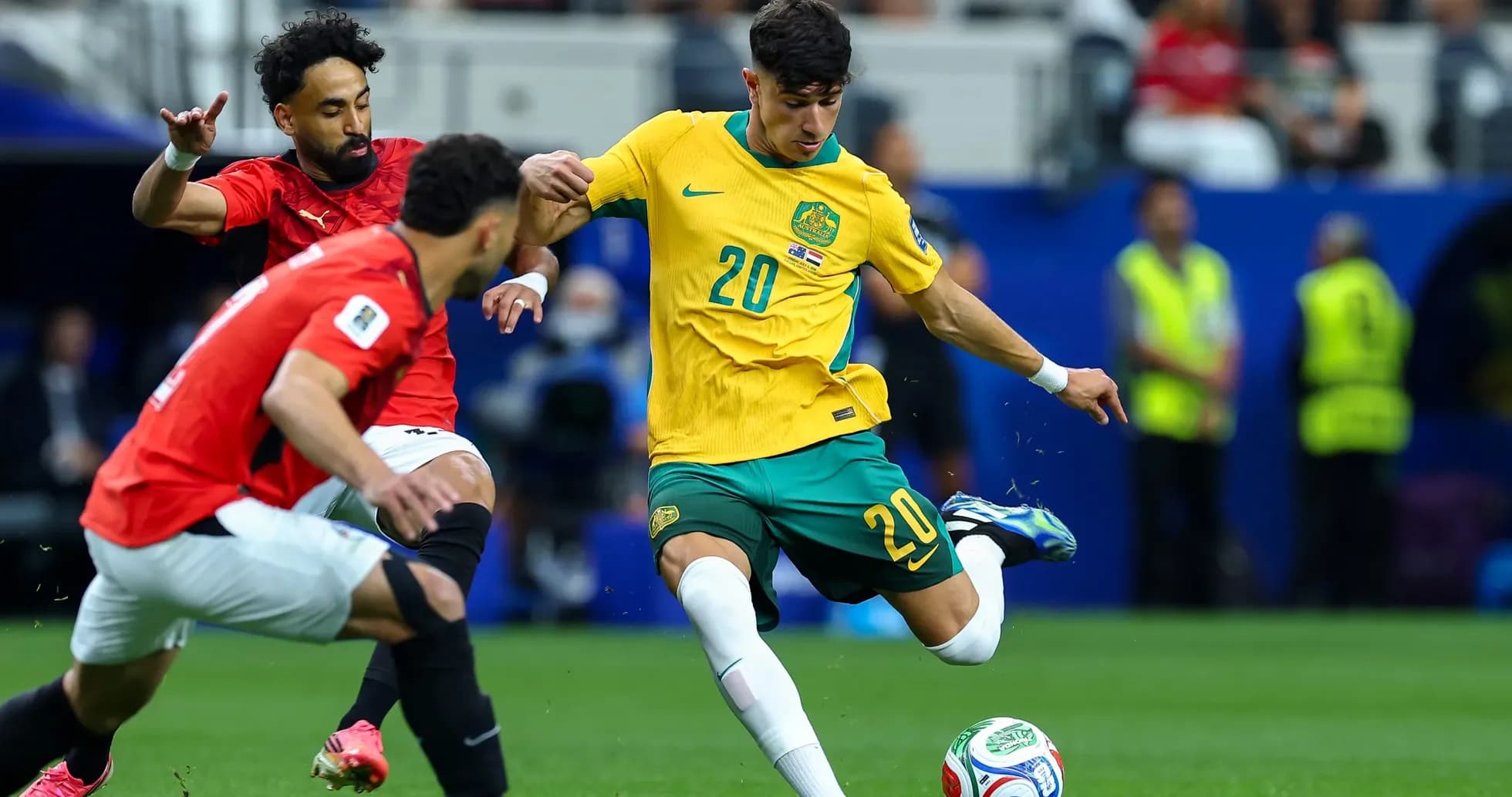 Jugador australiano disparando el balón contra Egipto