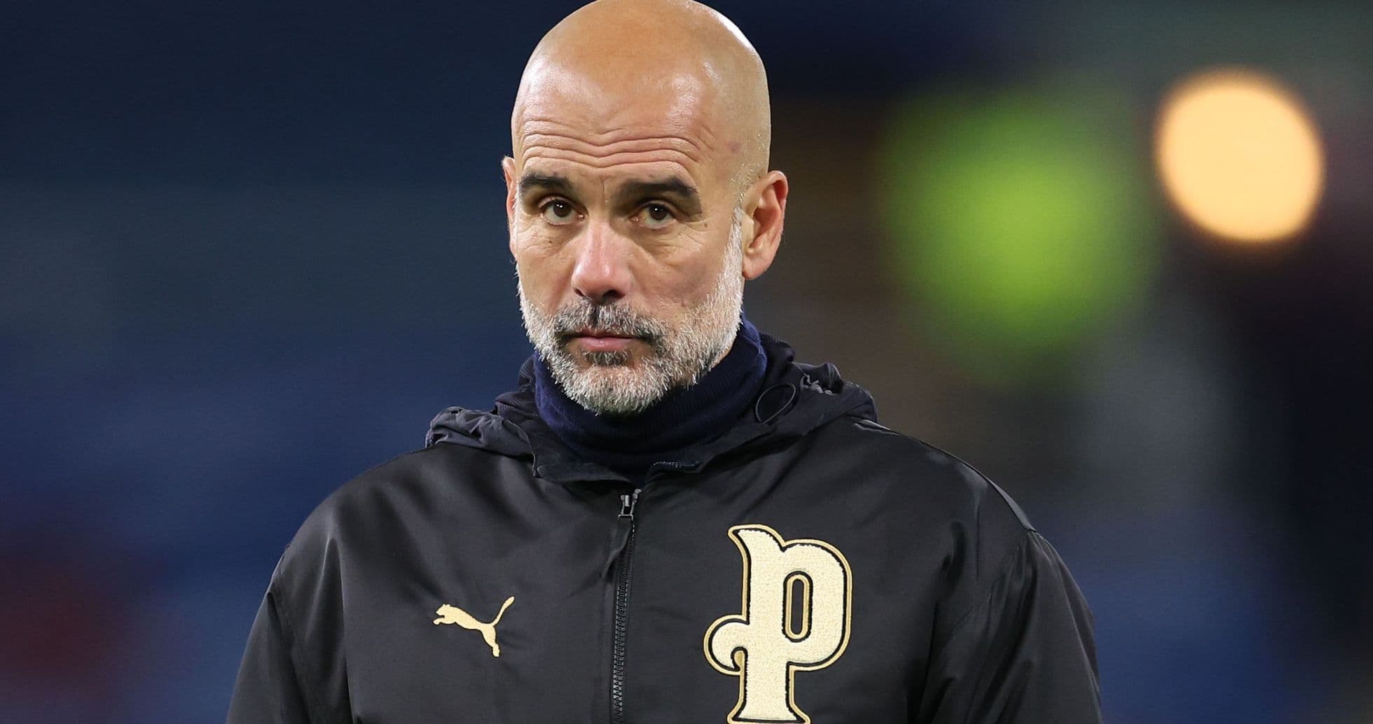Entrenador observando el partido desde la línea lateral