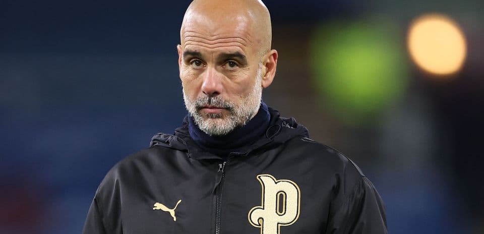 Entrenador observando el partido desde la línea lateral