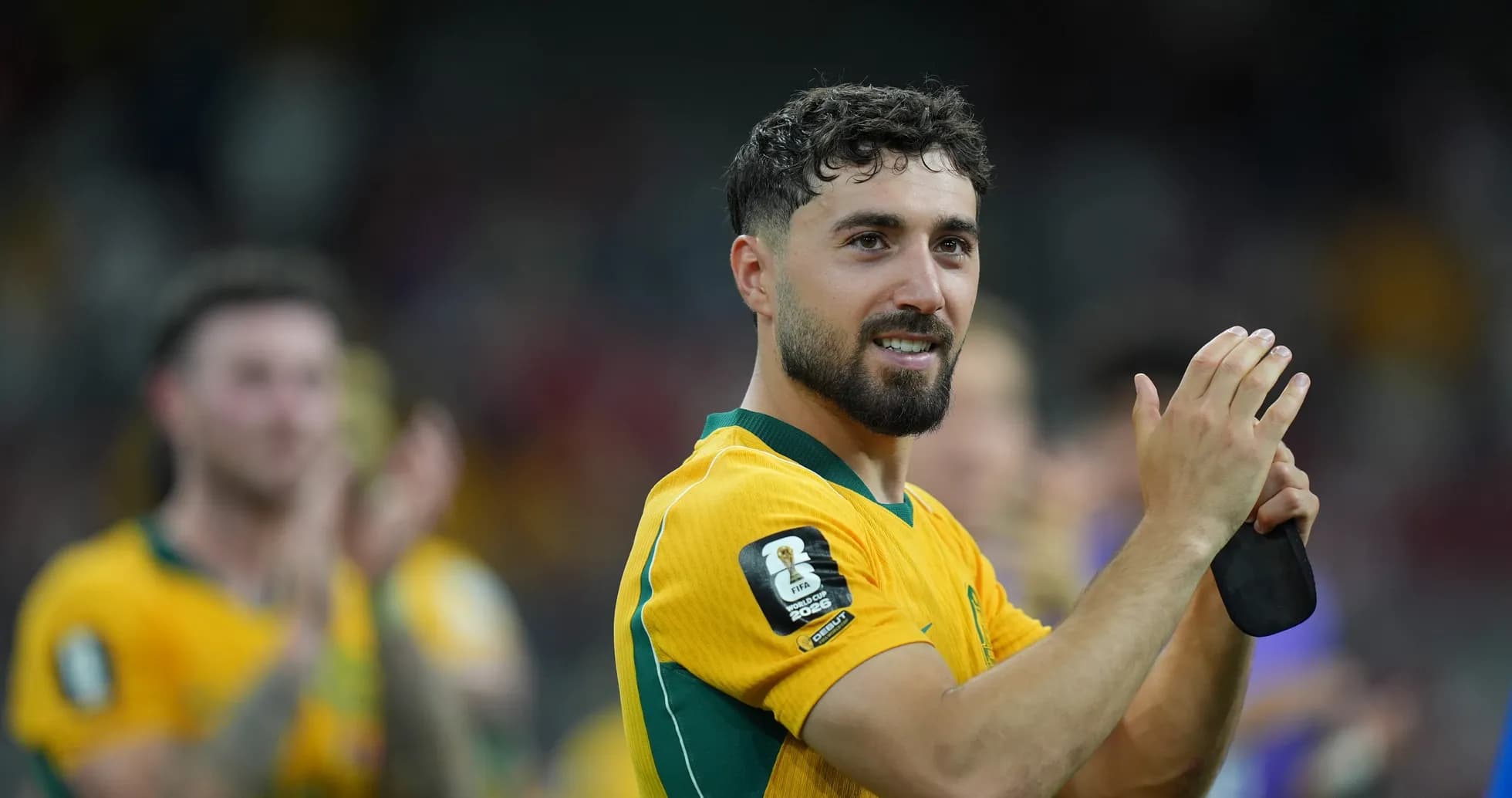 Jugador aplaudiendo en uniforme de Australia tras partido