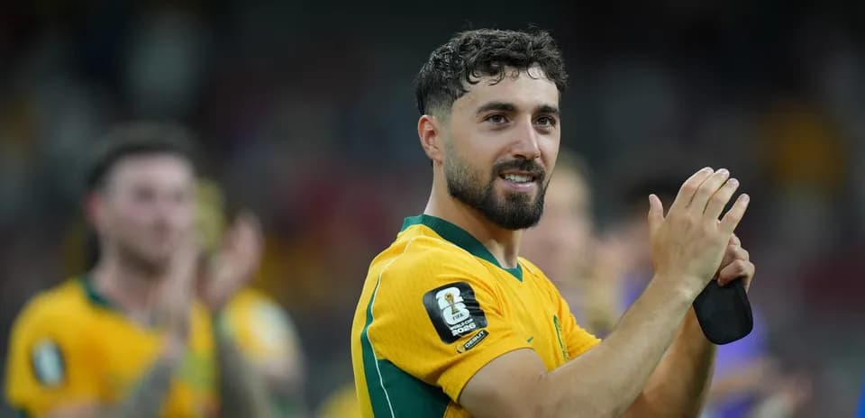 Jugador aplaudiendo en uniforme de Australia tras partido