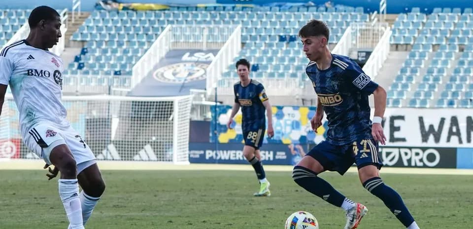 Jugador de Philadelphia Union II driblando en el partido