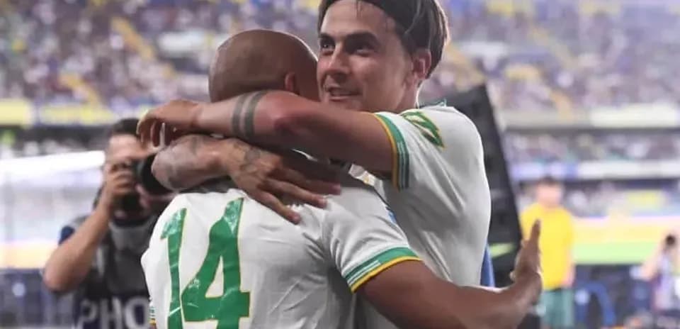 Jugadores abrazándose después del partido