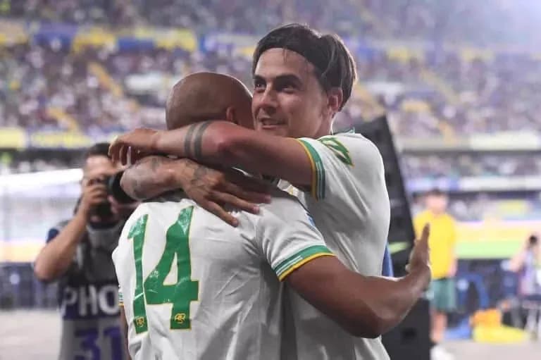 Jugadores abrazándose después del partido