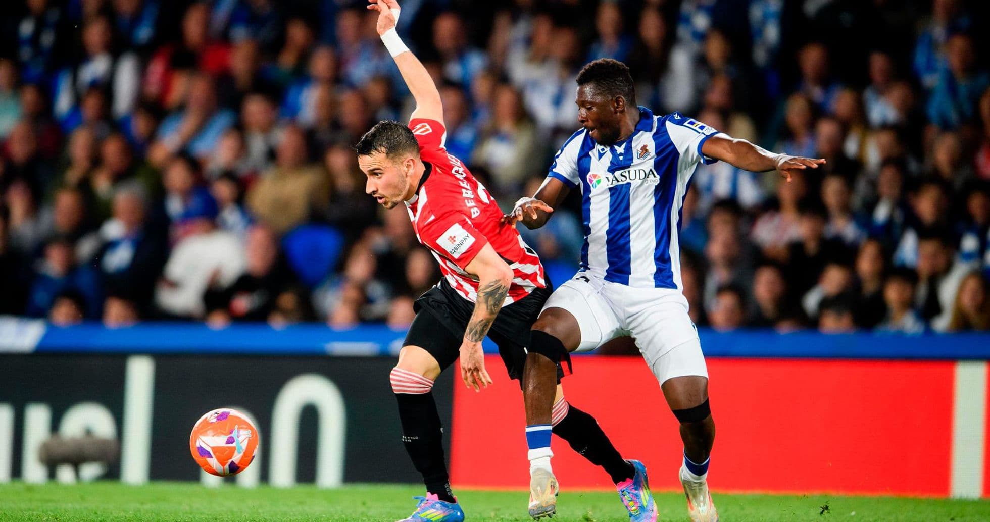 Jugador de la Real Sociedad luchando por el balón