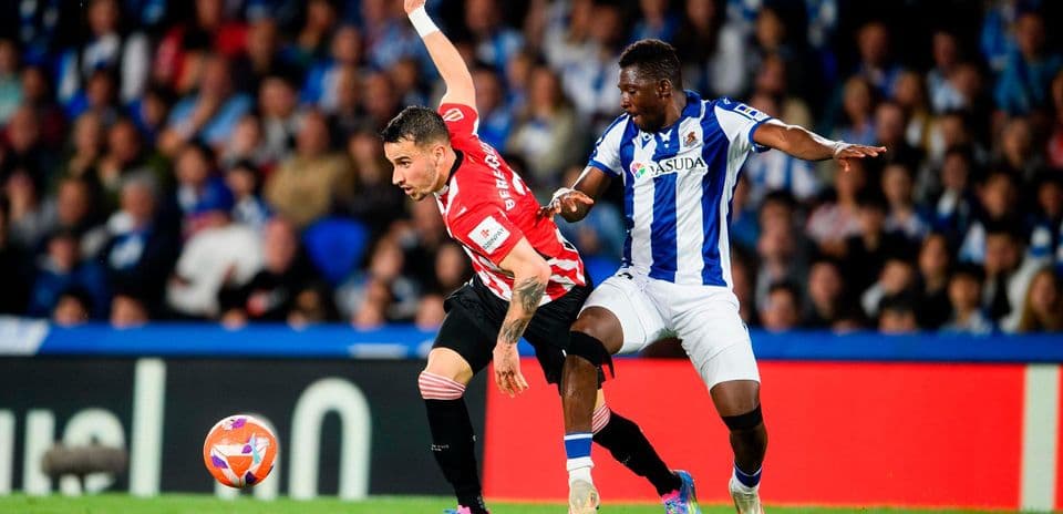 Jugador de la Real Sociedad luchando por el balón