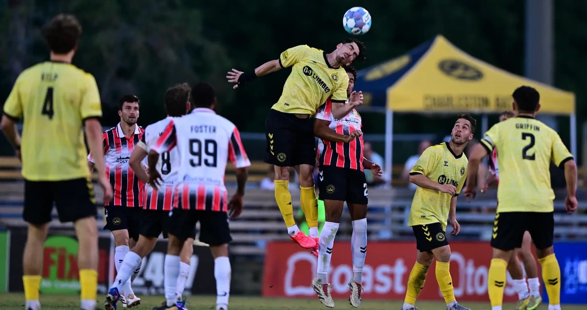 Jugador salta para cabecear el balón