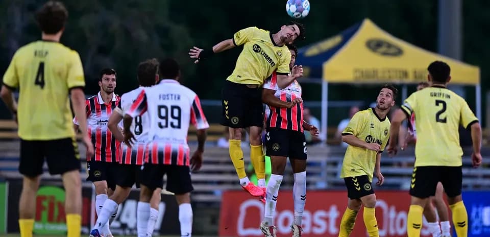 Jugador salta para cabecear el balón