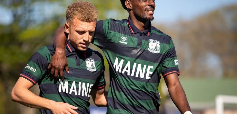 Jugadores de Portland celebrando en el campo
