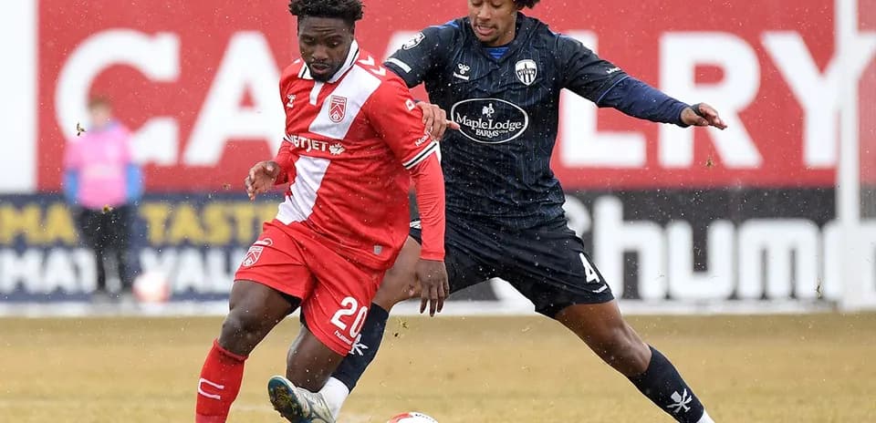 Jugador de Atlético Ottawa desafiando a Cavalry FC