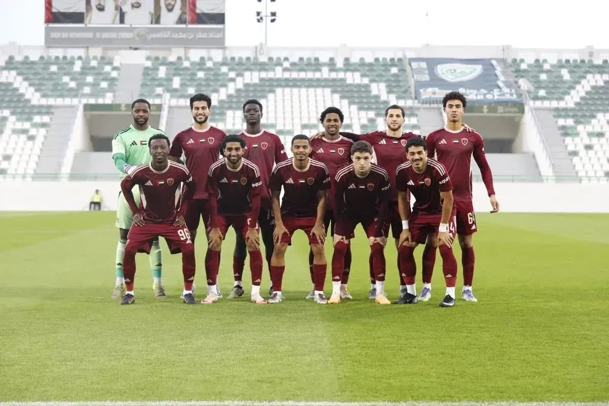 Equipo de Al Sharjah U23 posando para la foto
