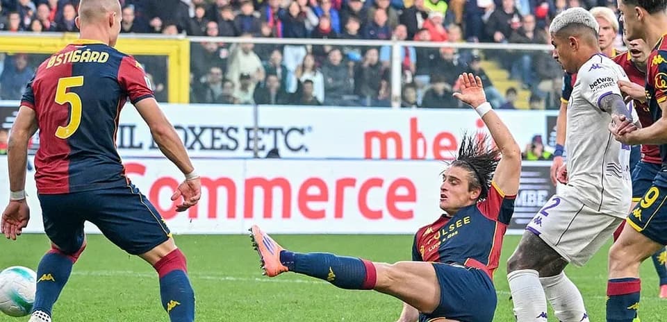 Futbolista de Genoa cae ante jugador de Fiorentina