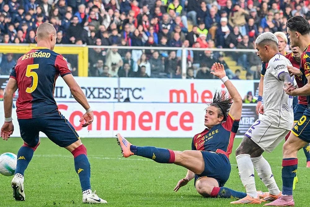 Futbolista de Genoa cae ante jugador de Fiorentina