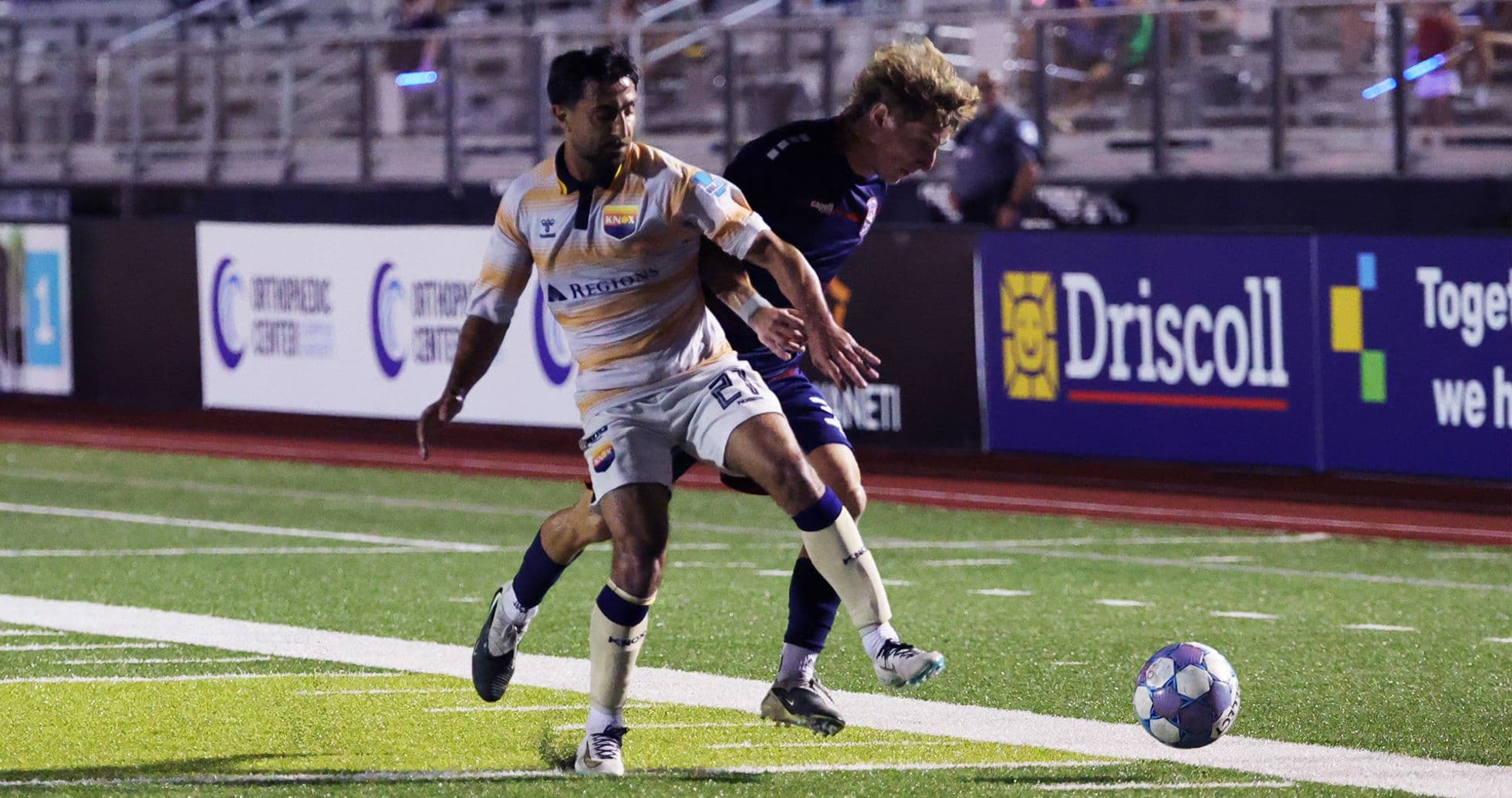 Jugador de Knoxville persigue el balón